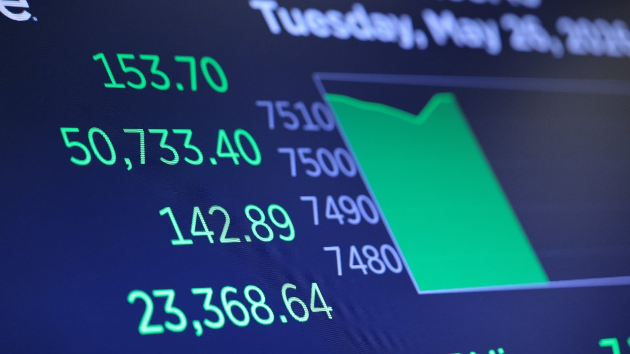 Hedge funds are ramping up stock shorts to five-year highs. Goldman is ...