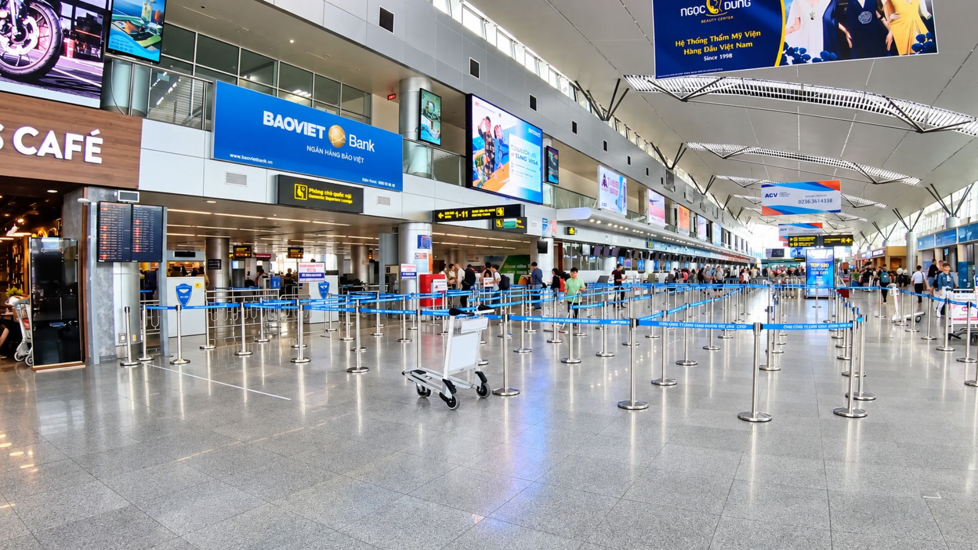 Inside Da Nang International Airport’s modern check-in hall (4K)