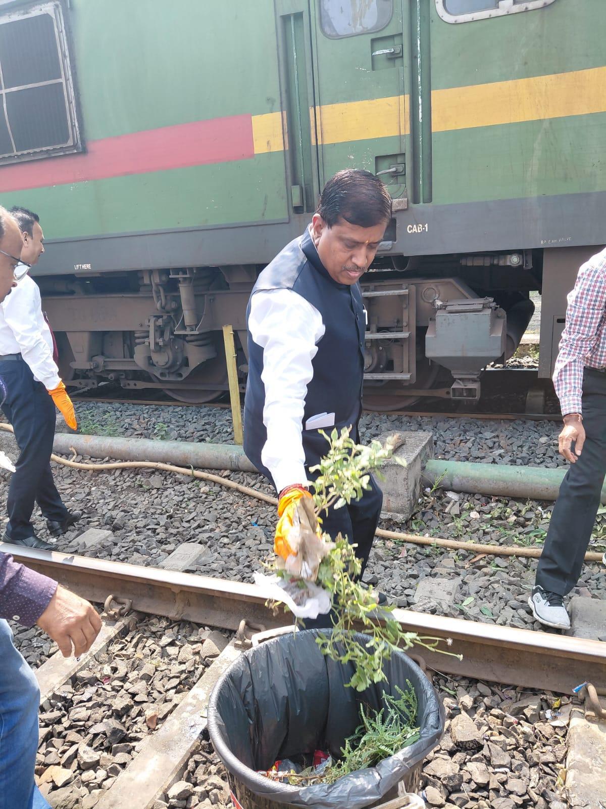 Passengers flag train delays, lack of porters at Itwari Stn