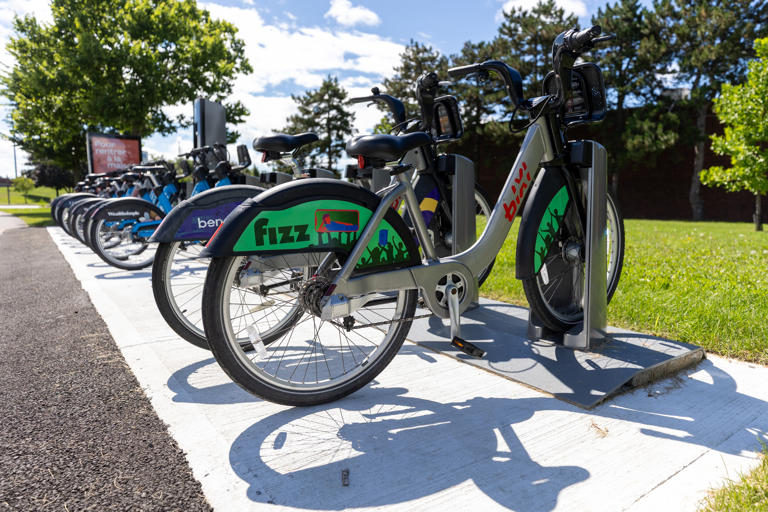 REM adds two Bixi stands at West Island stations
