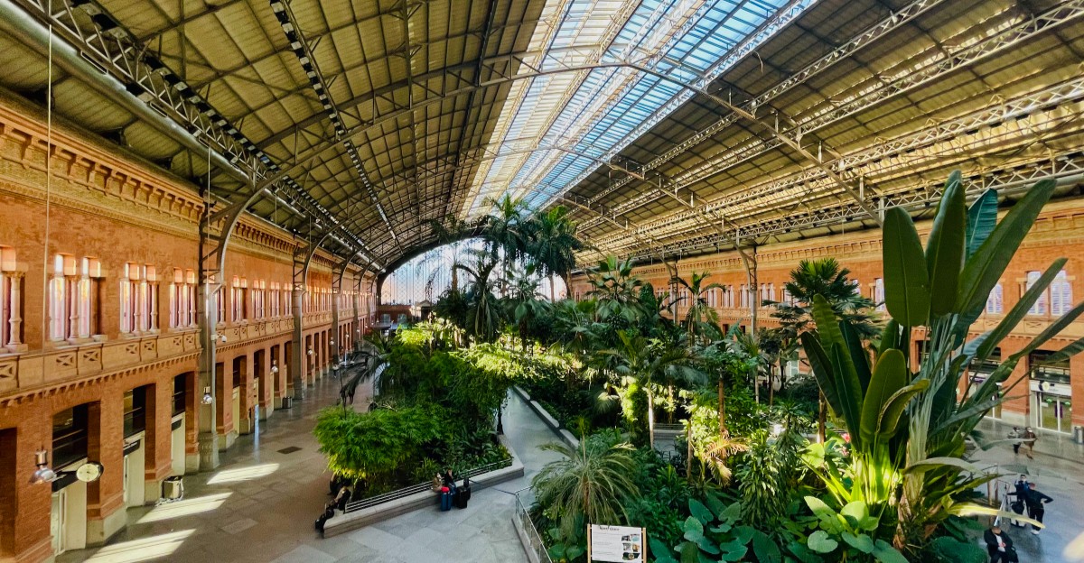15 spectacular European train stations that are destinations in their ...