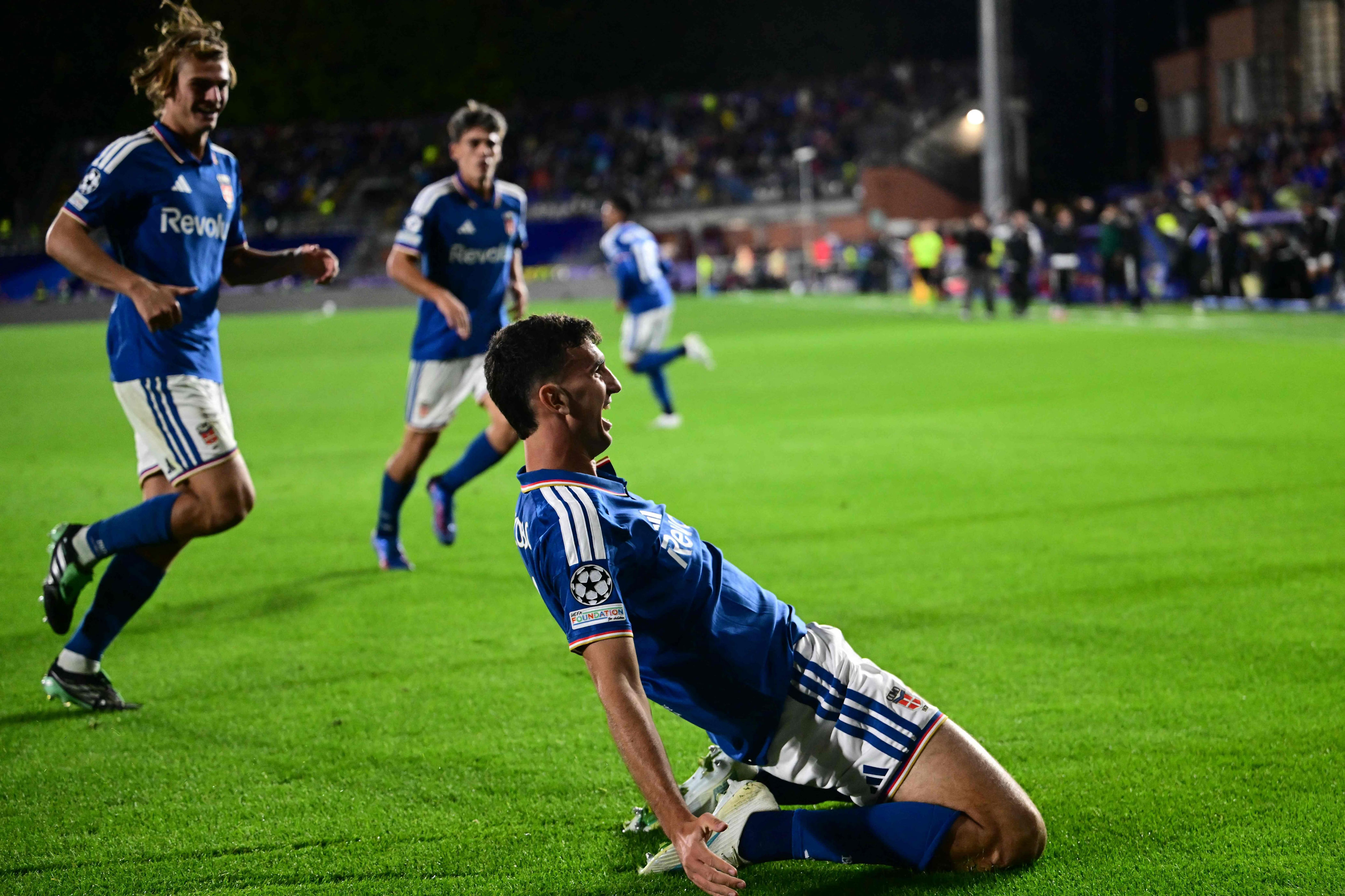 Como stuns Manchester United in UCL debut