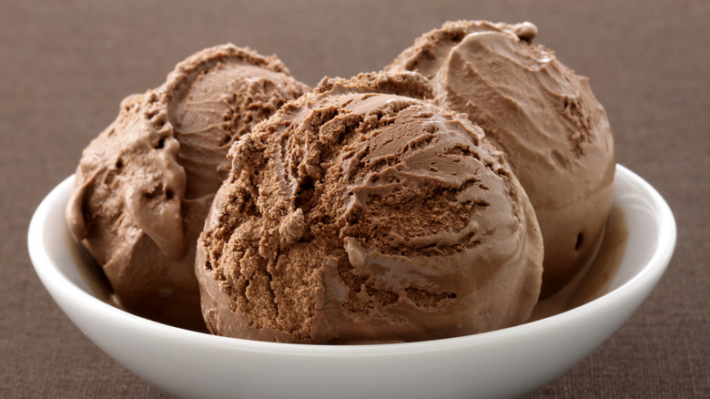 Which brand makes the healthier classic chocolate ice cream, Häagen ...