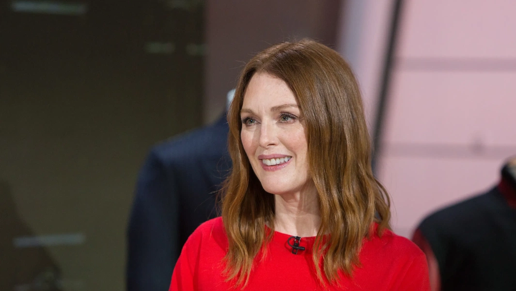 Julianne Moore champions uphill backwards walking for fitness and brain ...