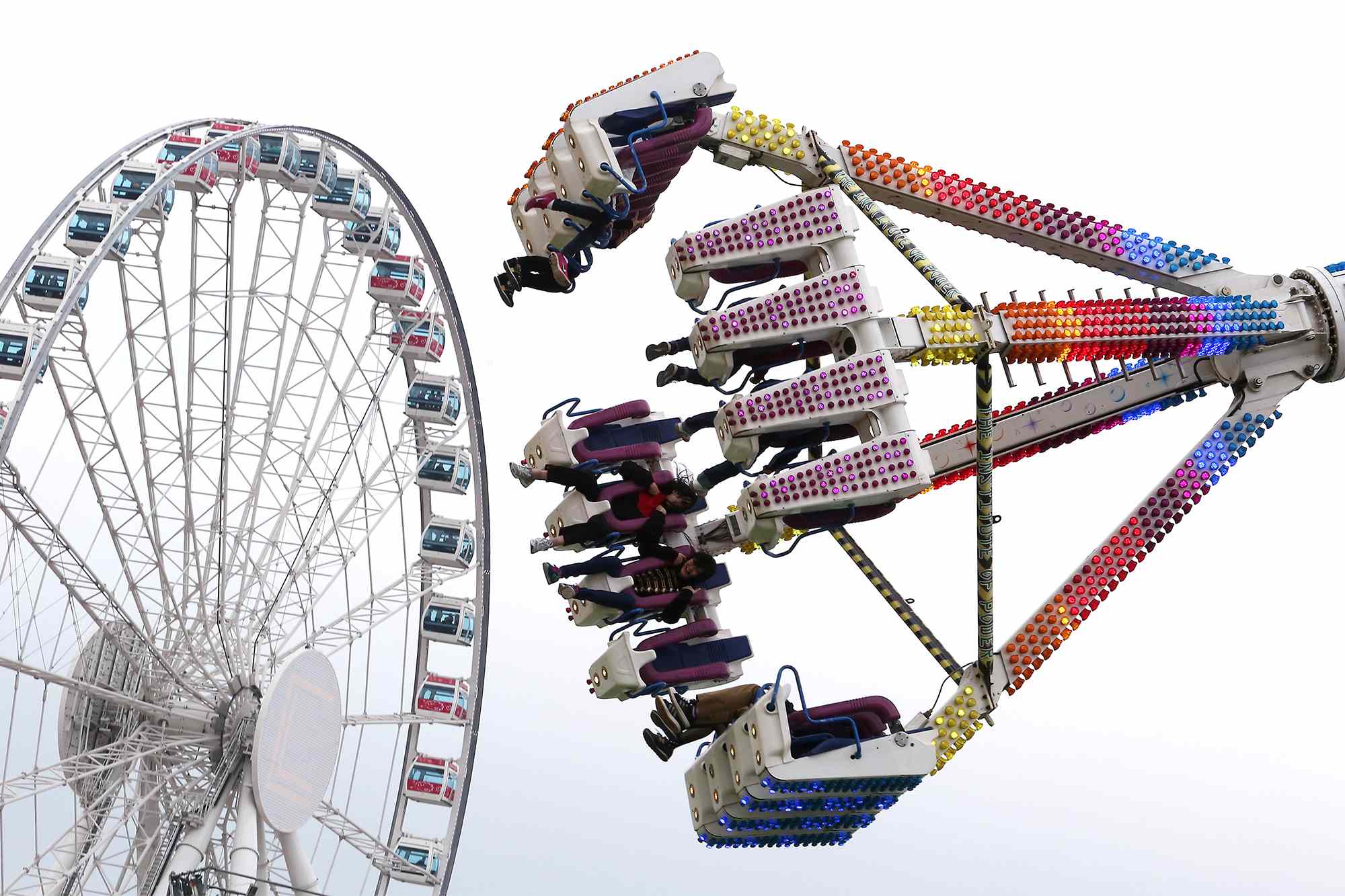 18-year-old dies after falling out of temporary amusement park ride in ...