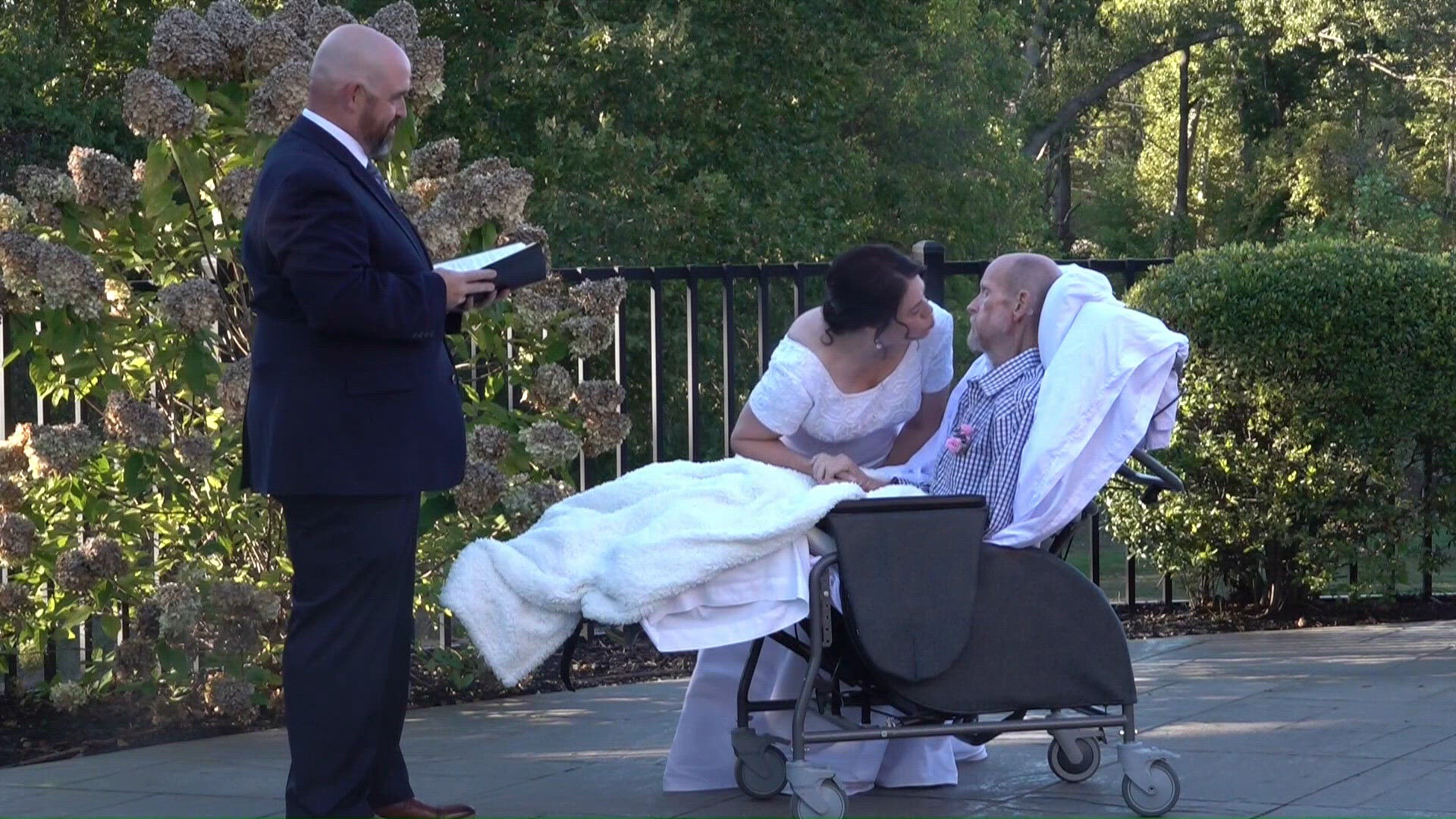 Arkansas man with terminal cancer renews vows with wife