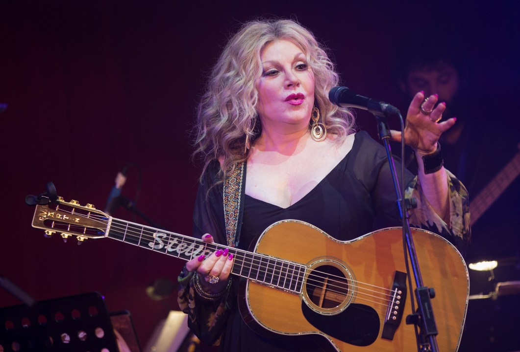 Dolly Parton’s sister claims Tennessee voting machine changed her vote ...