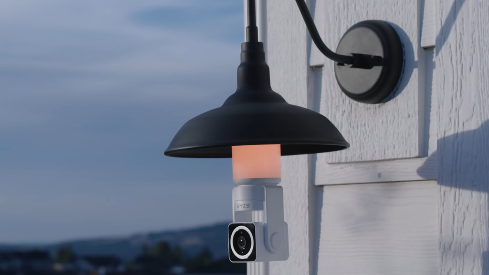 Wyze’s new bulb cam adds 360-degree tracking & color lighting