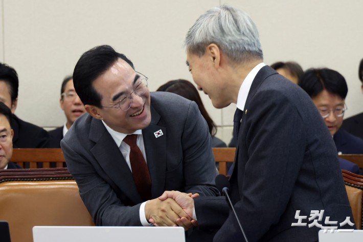 인사하는 박홍근 기획예산처 장관-신현송 한국은행 총재