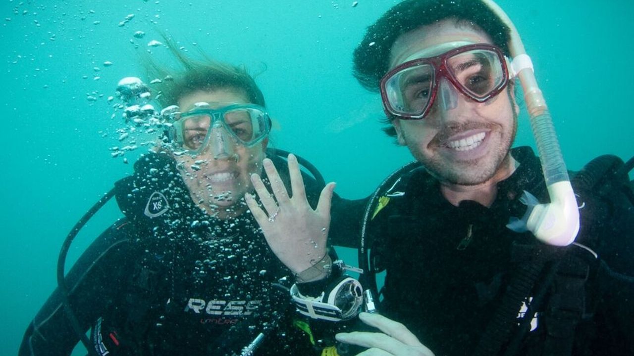 Doting boyfriend proposes on first scuba dive | Happily