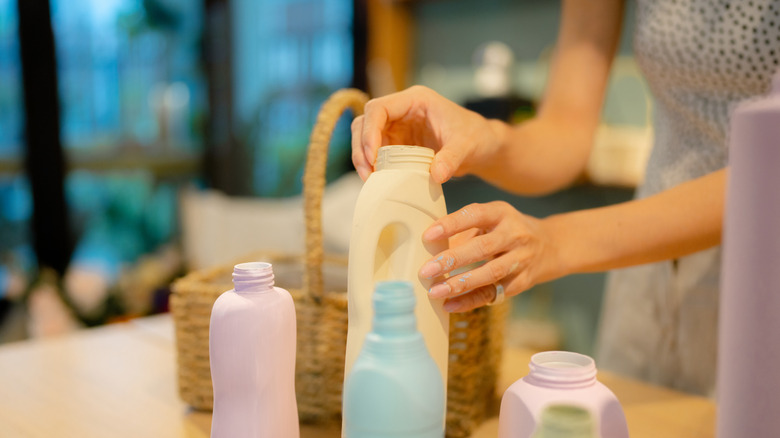 Transform an empty laundry detergent bottle into a textured, modern vase