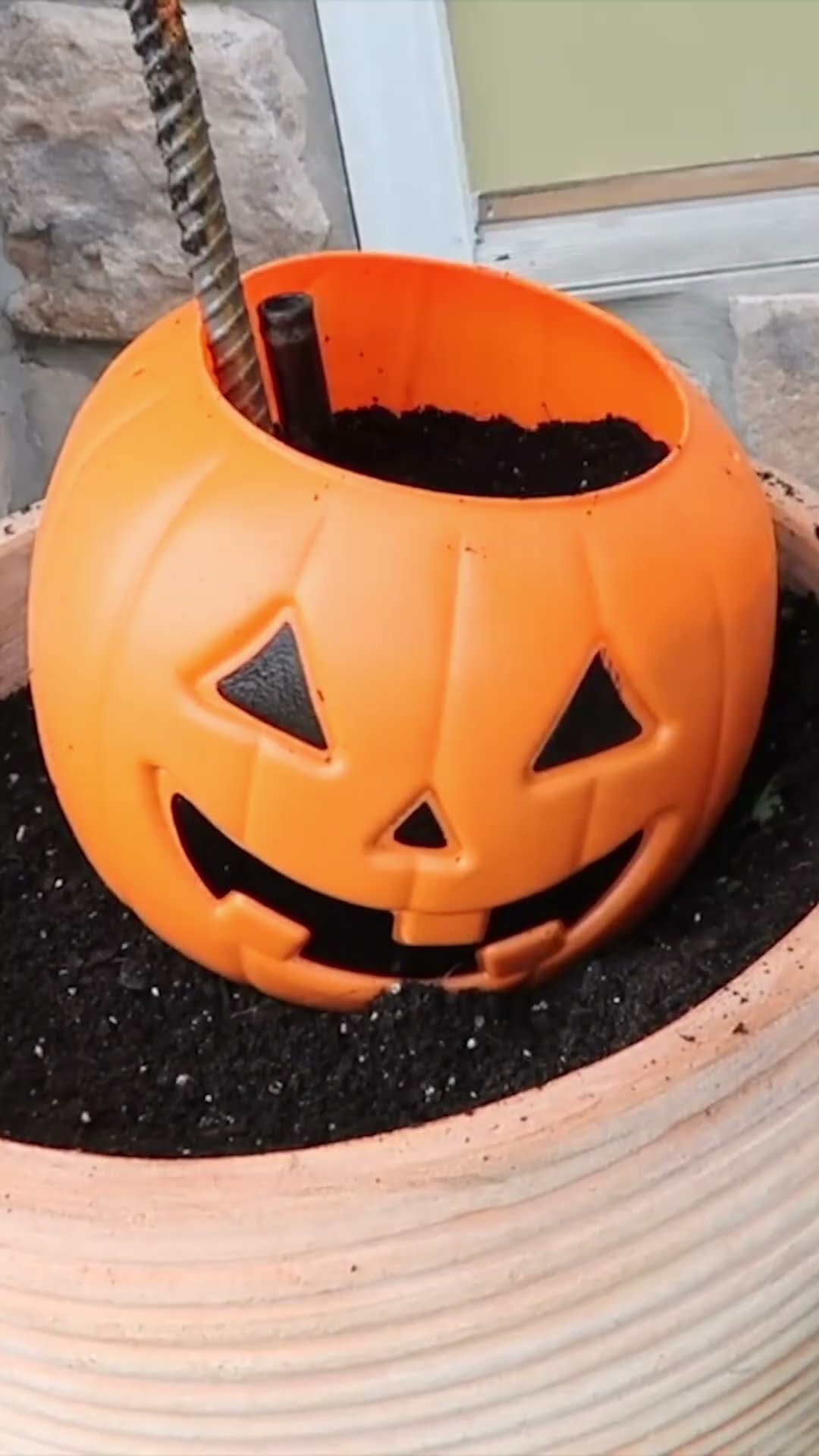Turn $1 pumpkins into this fall porch idea? 🎃