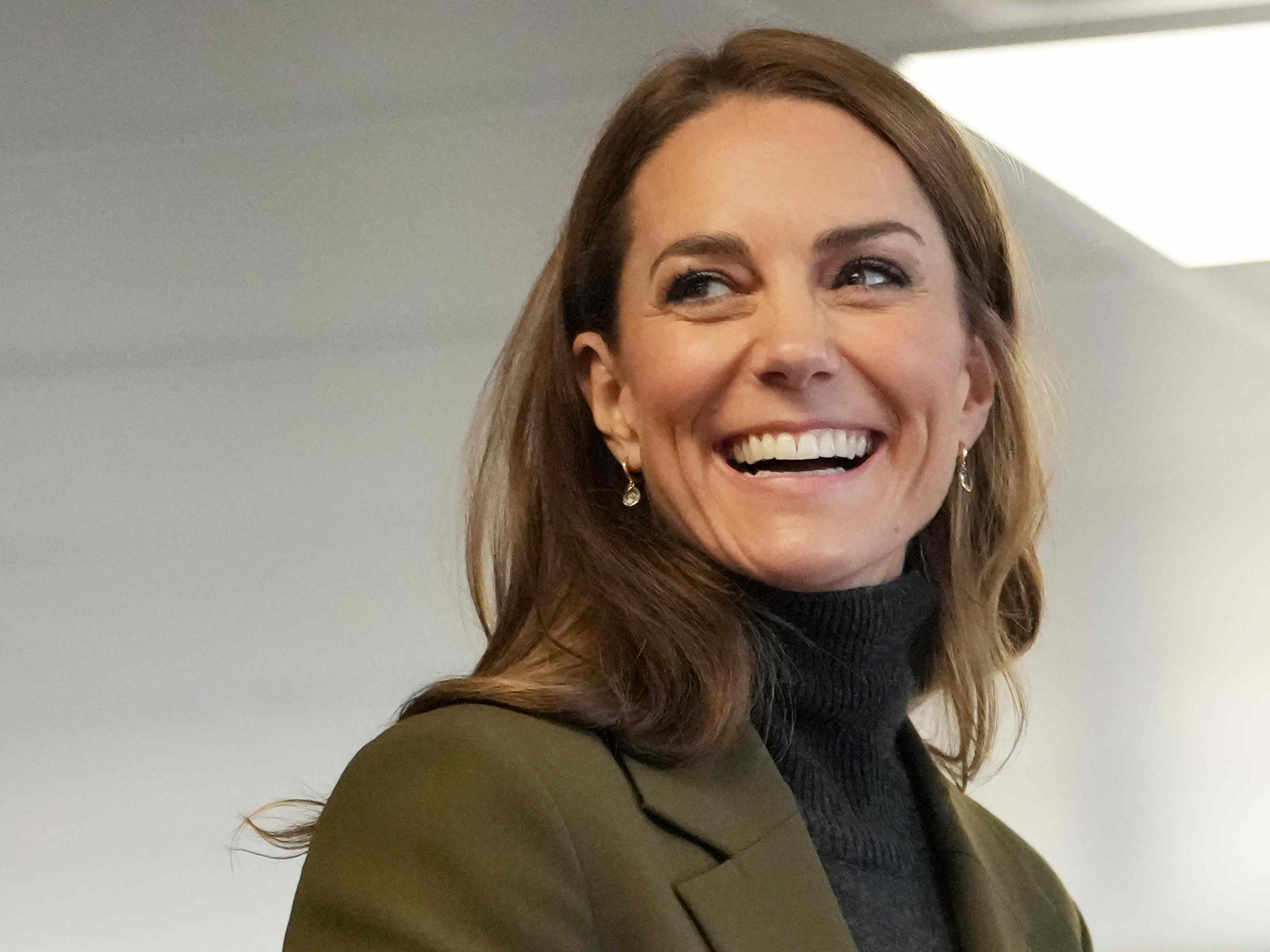 Kate Middleton debuts her darkest hair in months with fall color ...