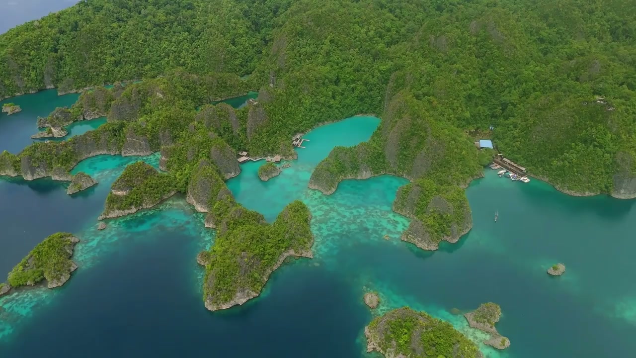Fam Islands, Raja Ampat, turquoise lagoons & tropical island views