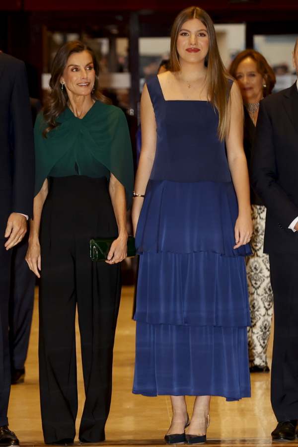 Doña Letizia, feliz de regresar a casa: destellos de un top capelina en ...