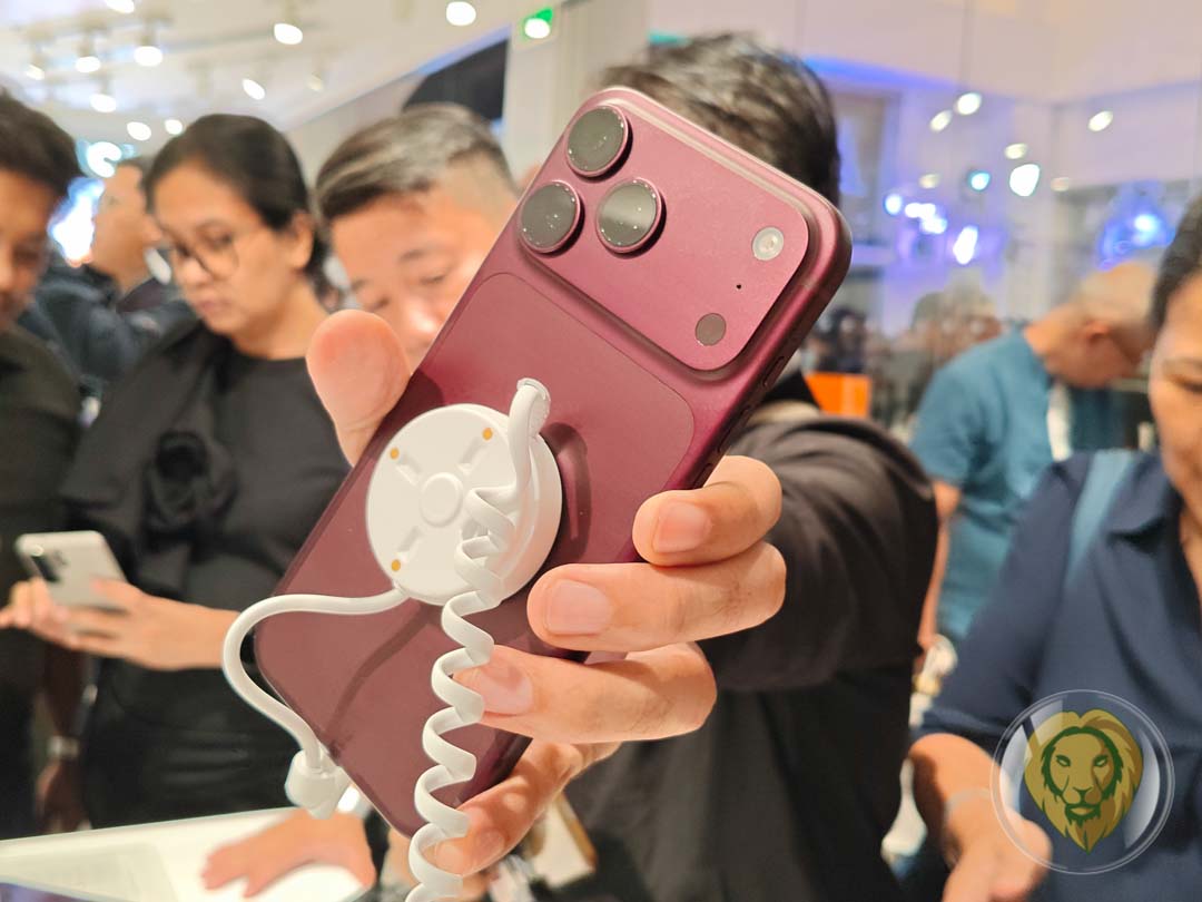 Claire Kendra Kramer unboxes burgundy iPhone 18 Pro at The Loop’s ...