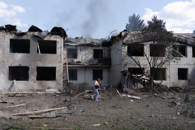 Ukraine orders families with children to leave cities in the Donbass