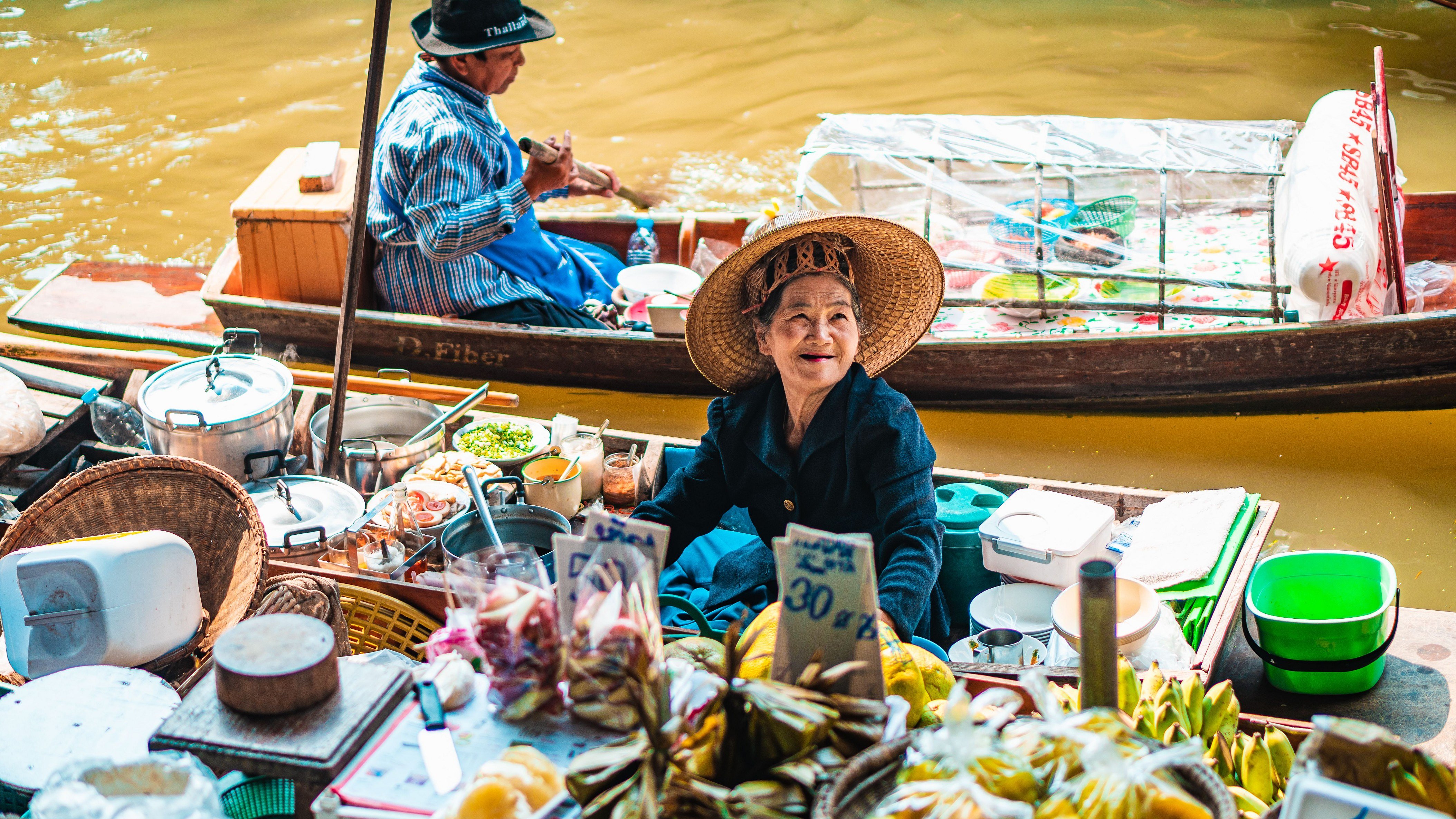 7 destinations where you can explore traditional floating markets