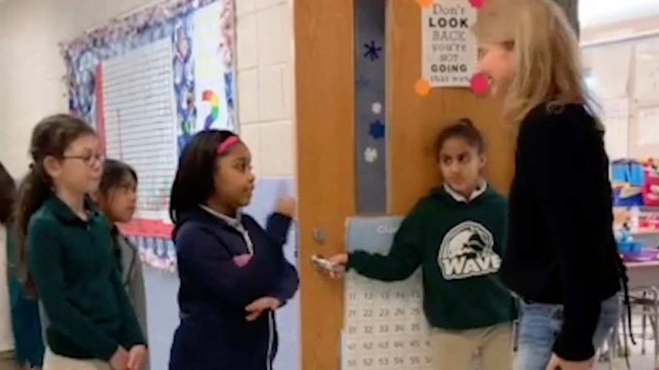 Students Greet Deaf Teacher With Sign Language Everyday | Happily