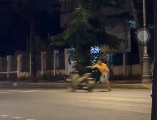 Người đàn ông cầm dây nịt đánh người đi đường bị tâm thần
