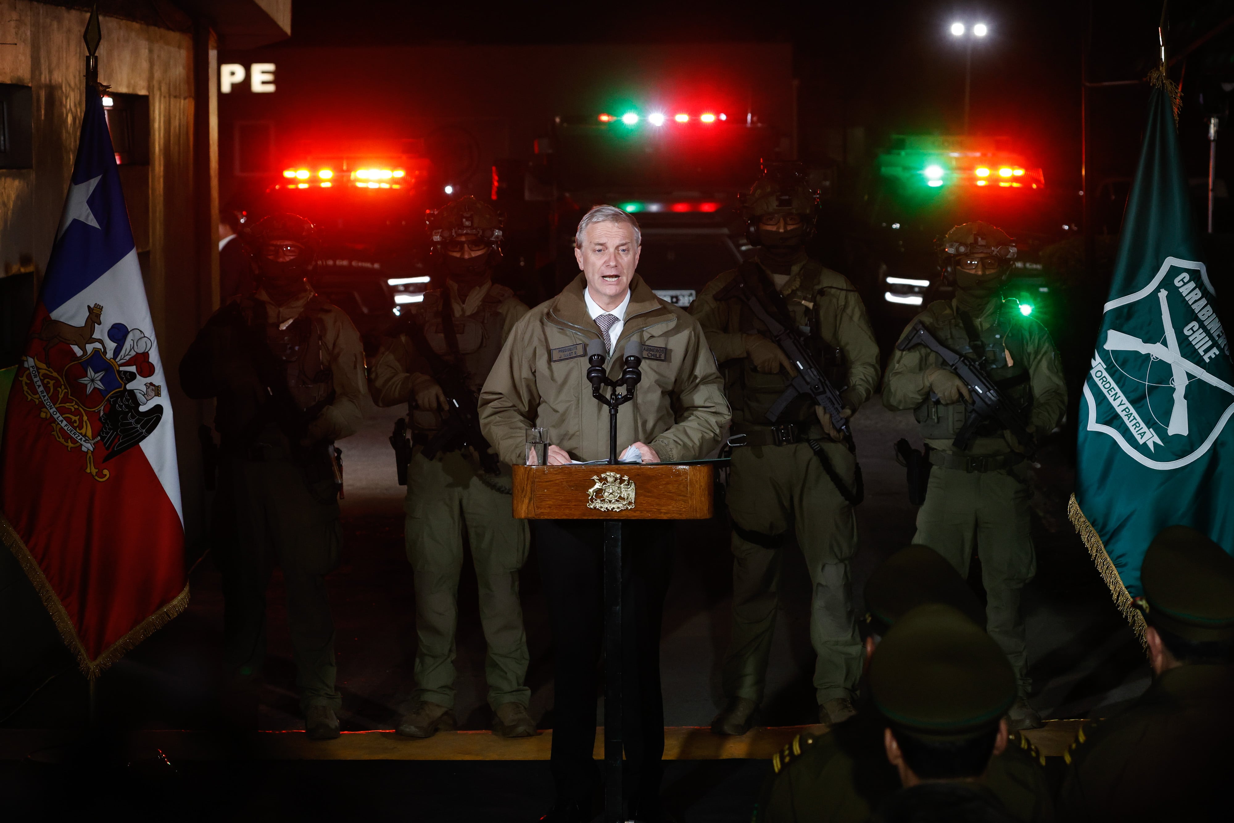 Kast presenta nuevo armamento del GOPE y cuestiona trato a carabineros ...