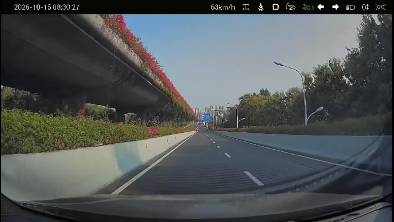 E-bike rider narrowly avoids collision while crossing multi-lane road ...
