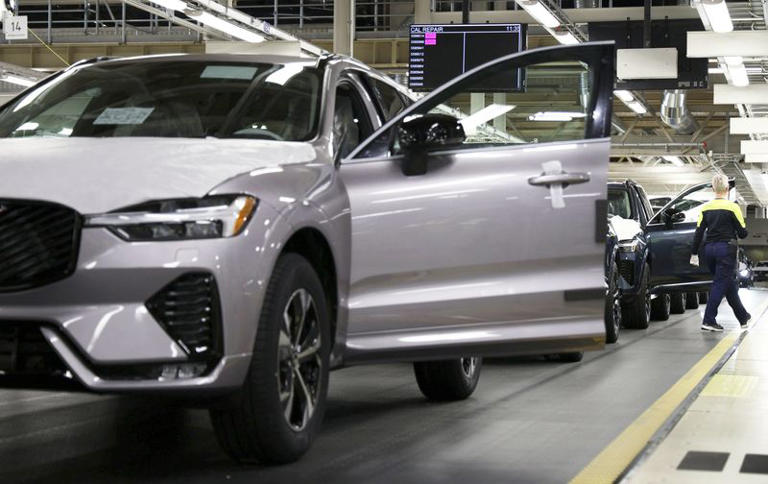 Volvo Cars swings to third-quarter loss, plans job cuts