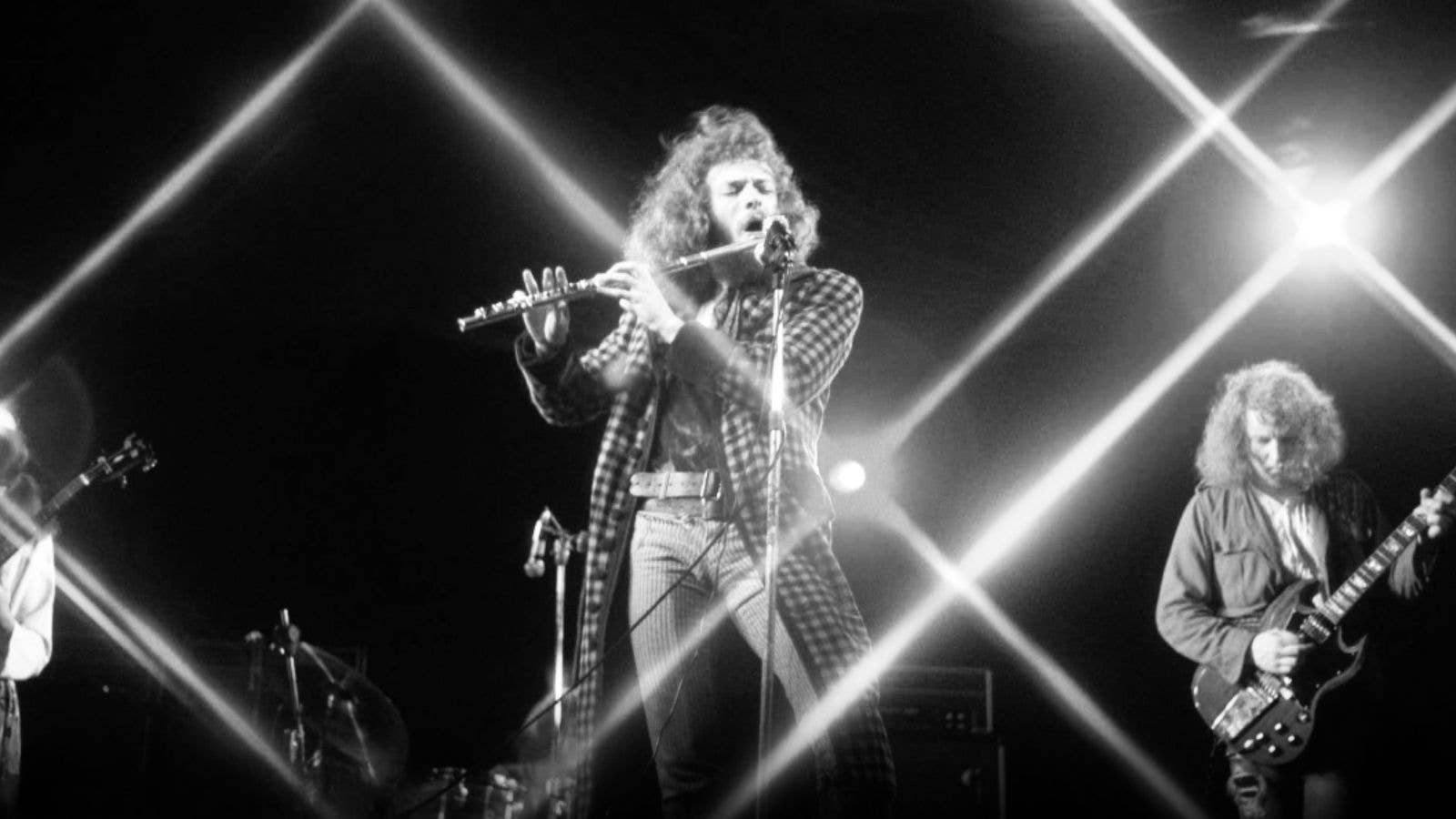 '60s rock legends Jethro Tull extend tour into 2027, with frontman Ian ...