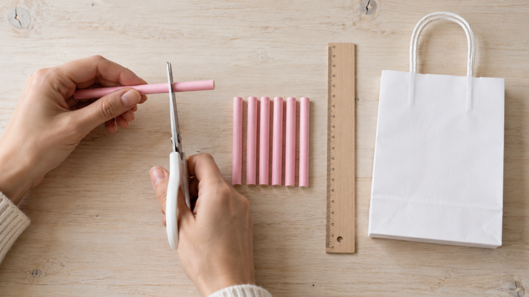 How to use straws and flowers to decorate a paper gift bag