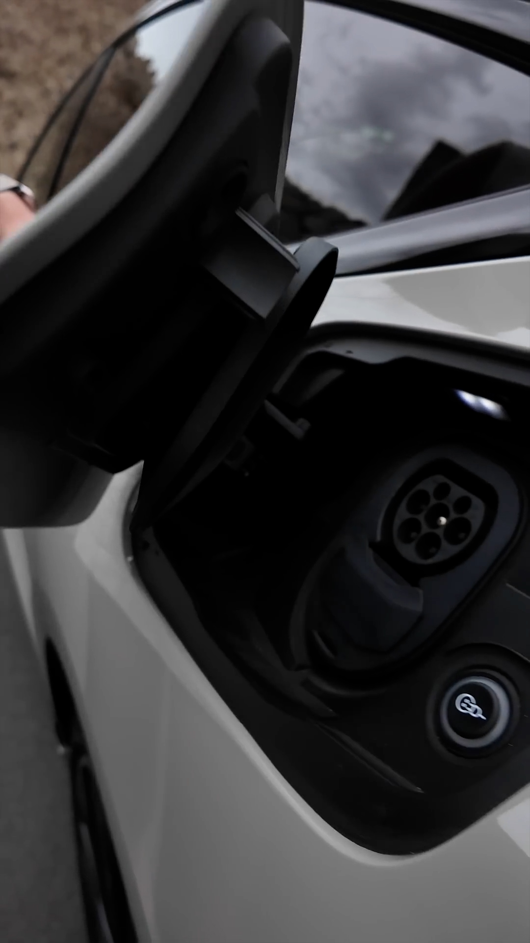 Audi présente un mécanisme d'ouverture unique de la trappe de recharge