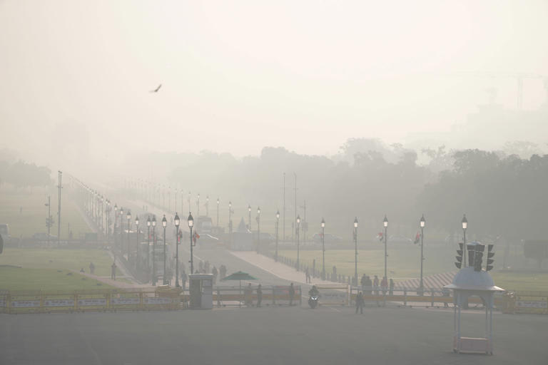 Delhi wakes up to poor air, above-normal minimum temperature