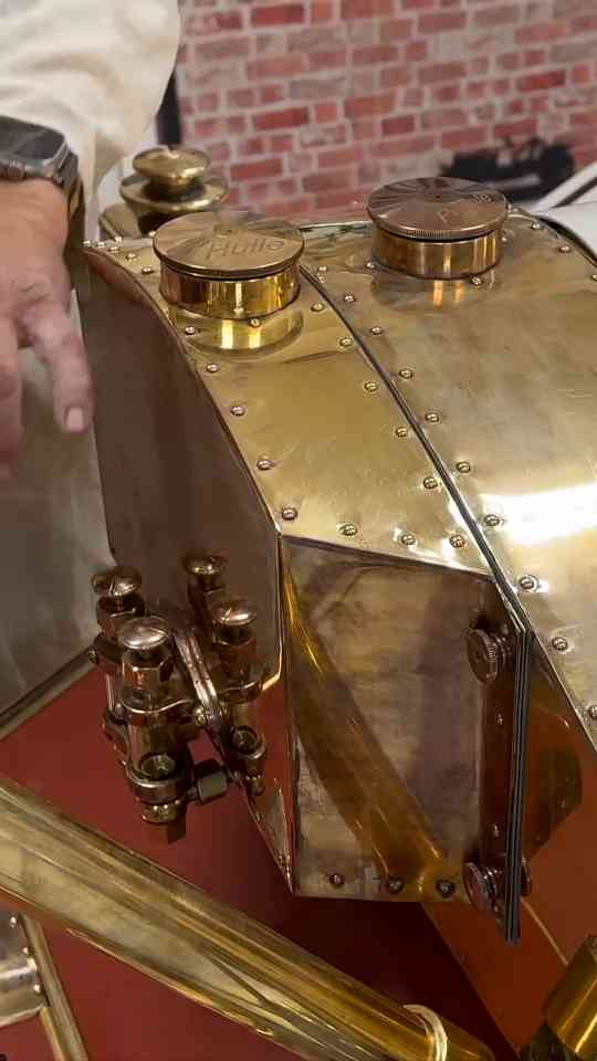 Before 1909 cars had no oil sump and this is how they worked