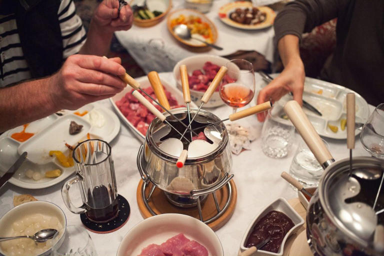 Fondue mit Öl oder Brühe – klassischer Genuss für gesellige Abende