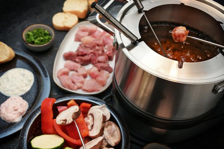 Fondue mit Öl oder Brühe – klassischer Genuss für gesellige Abende