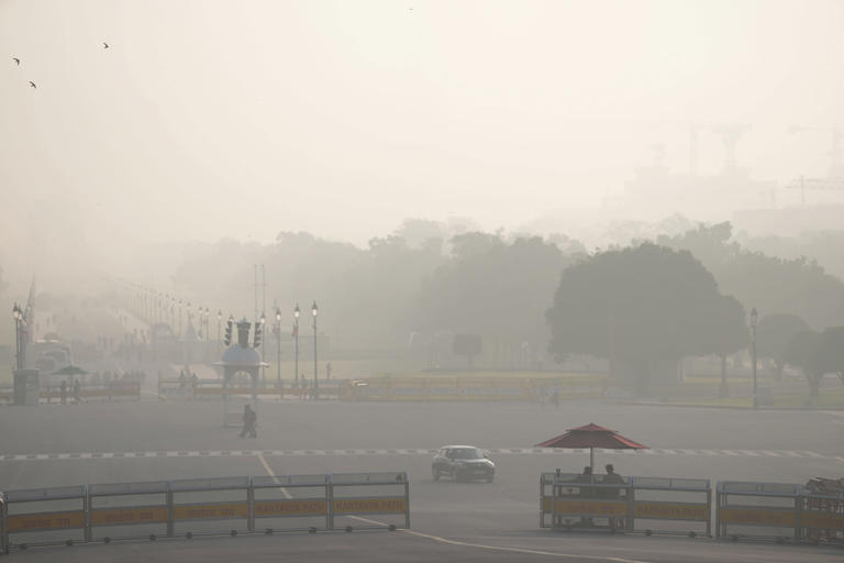 Delhi wakes up to poor air, above-normal minimum temperature