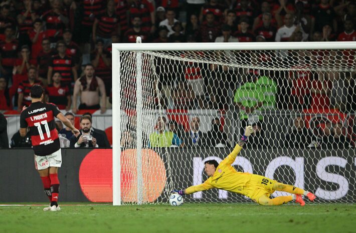 Frangueiro da Copa pega 3 pênaltis, cala o Maracanã e Flamengo é ...