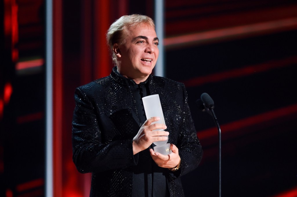 Cristian Castro accepts the Billboard lifetime achievement award