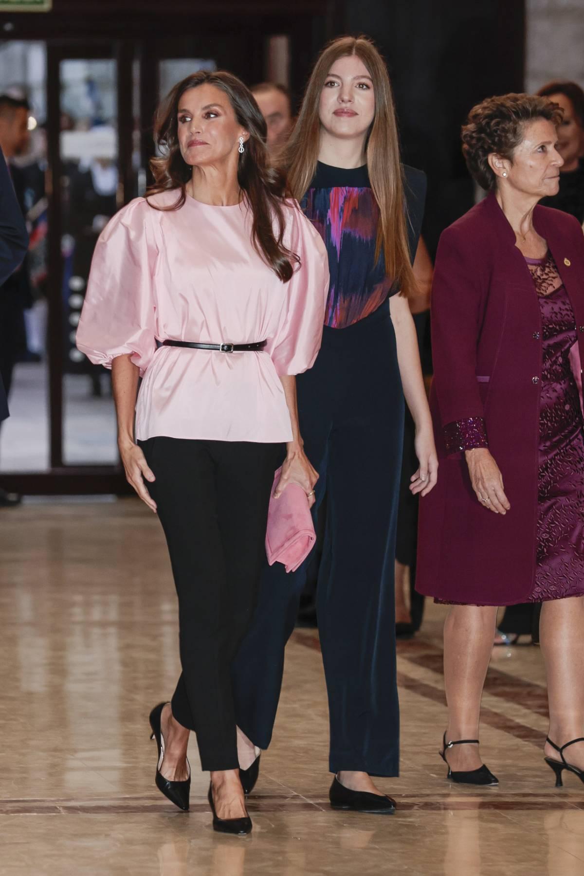La reina Letizia se adelanta a todas y estrena la deseada capa de Elie ...