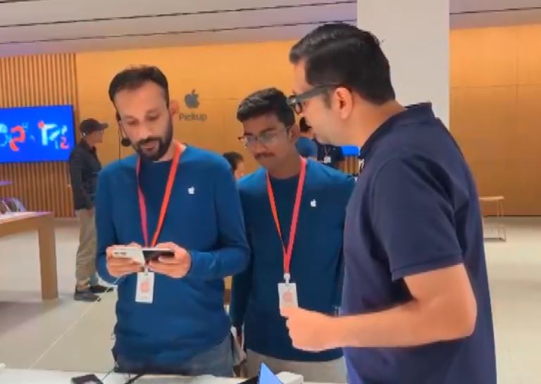 Apple iPhone duo goes on sale in India; Delhi buyers queue up at Saket ...