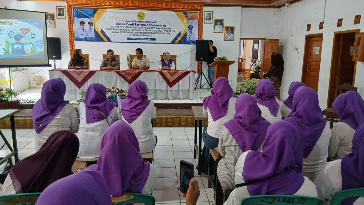 Cegah penyakit berbahaya sejak dini, dosen keperawatan bekali kader posyandu di Haurgeulis
