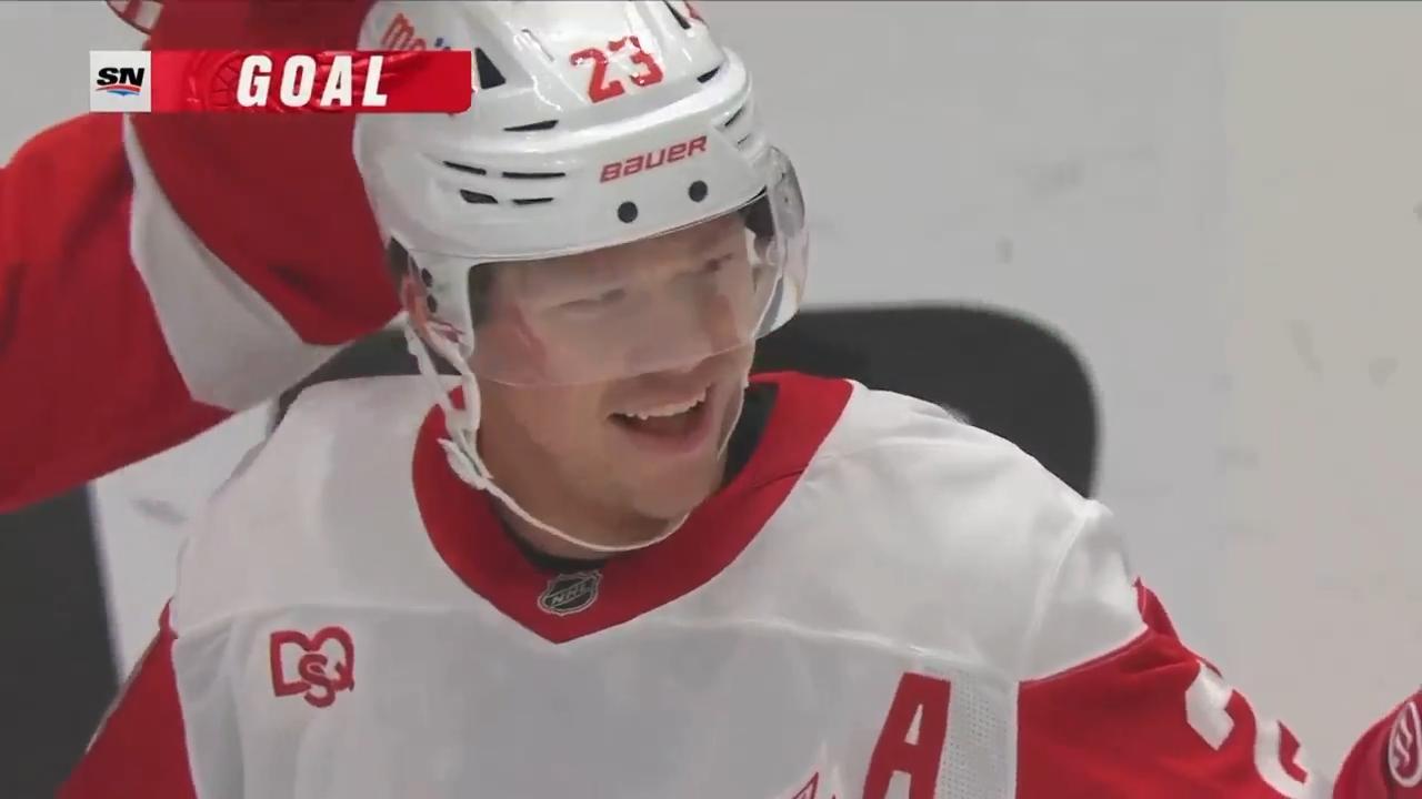Raymond scores twice in the Red Wings' 5-2 victory over the Canucks