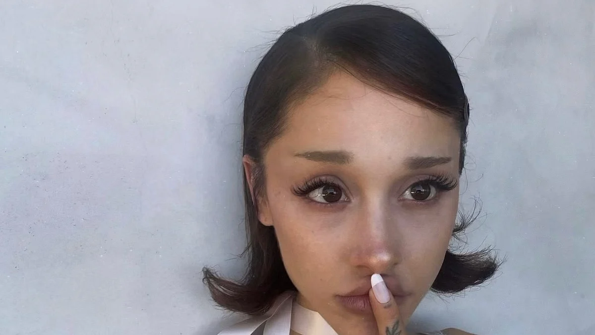 Look: Ariana Grande ditches signature ponytail for a retro-inspired bob ...