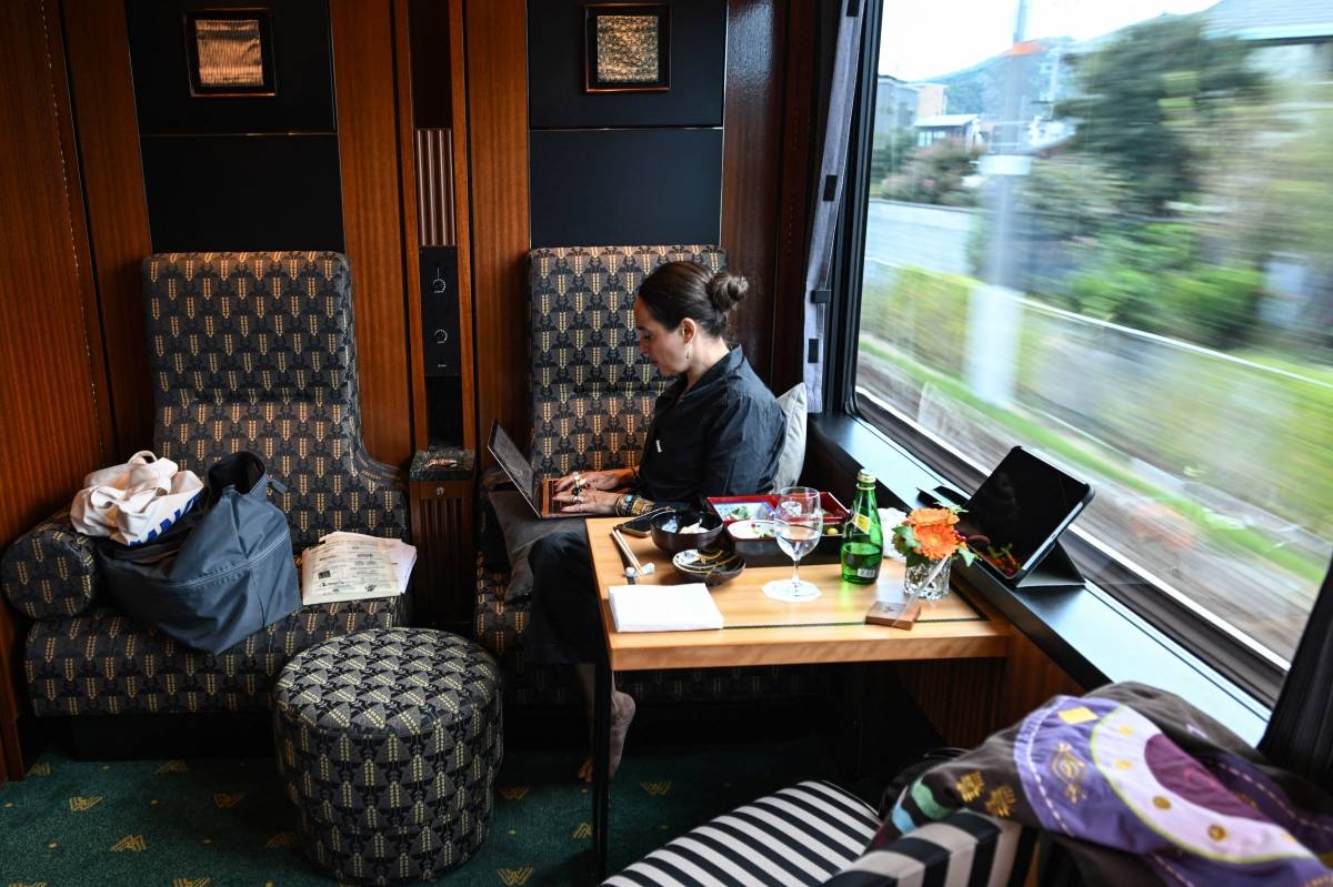 French, Japanese authors try to write novel on one-day train ride