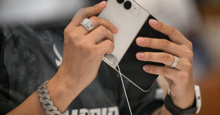 $8,888 for a Star White iPhone duo? New Apple device hits online resale ...