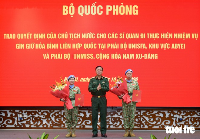 Bộ Quốc phòng trao quyết định của Chủ tịch nước cho hai sĩ quan đi làm nhiệm vụ gìn giữ hòa bình