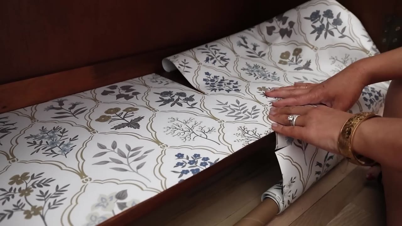 Creative way to use peel-and-stick wallpaper for expensive-looking home ...
