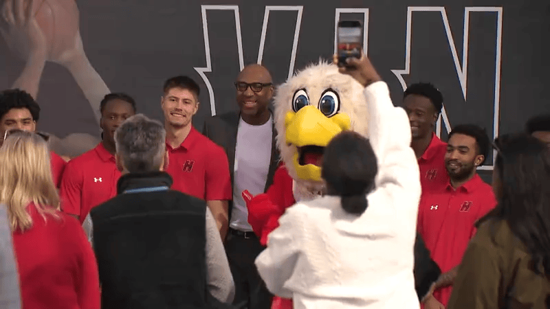 University of Hartford dedicates athletics complex to NBA All-Star Vin Baker