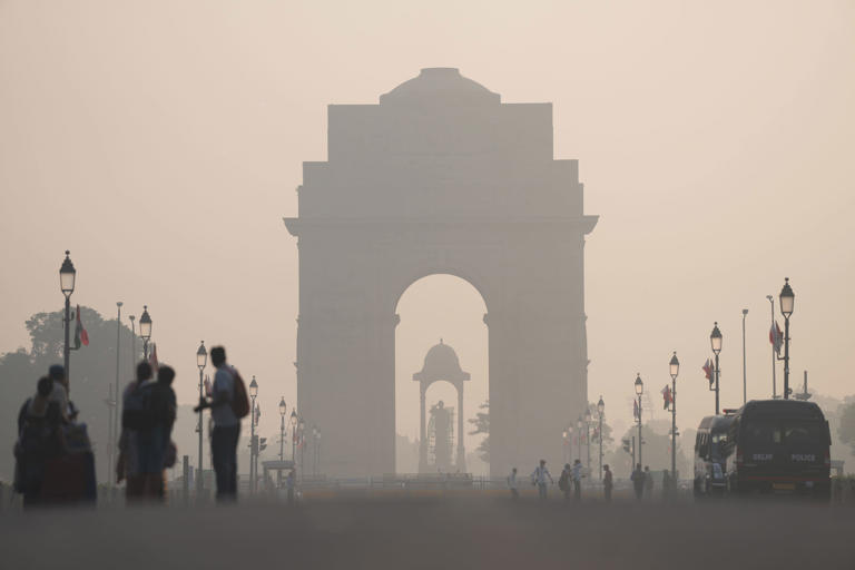 Delhi wakes up to poor air, above-normal minimum temperature