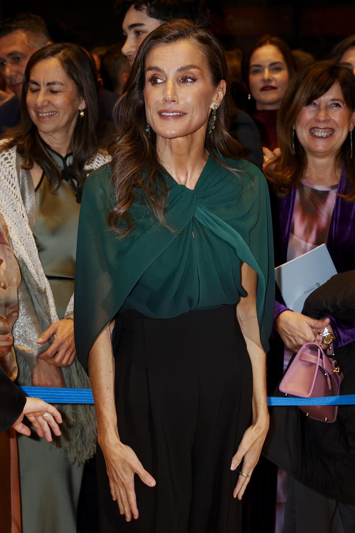 La reina Letizia se adelanta a todas y estrena la deseada capa de Elie ...
