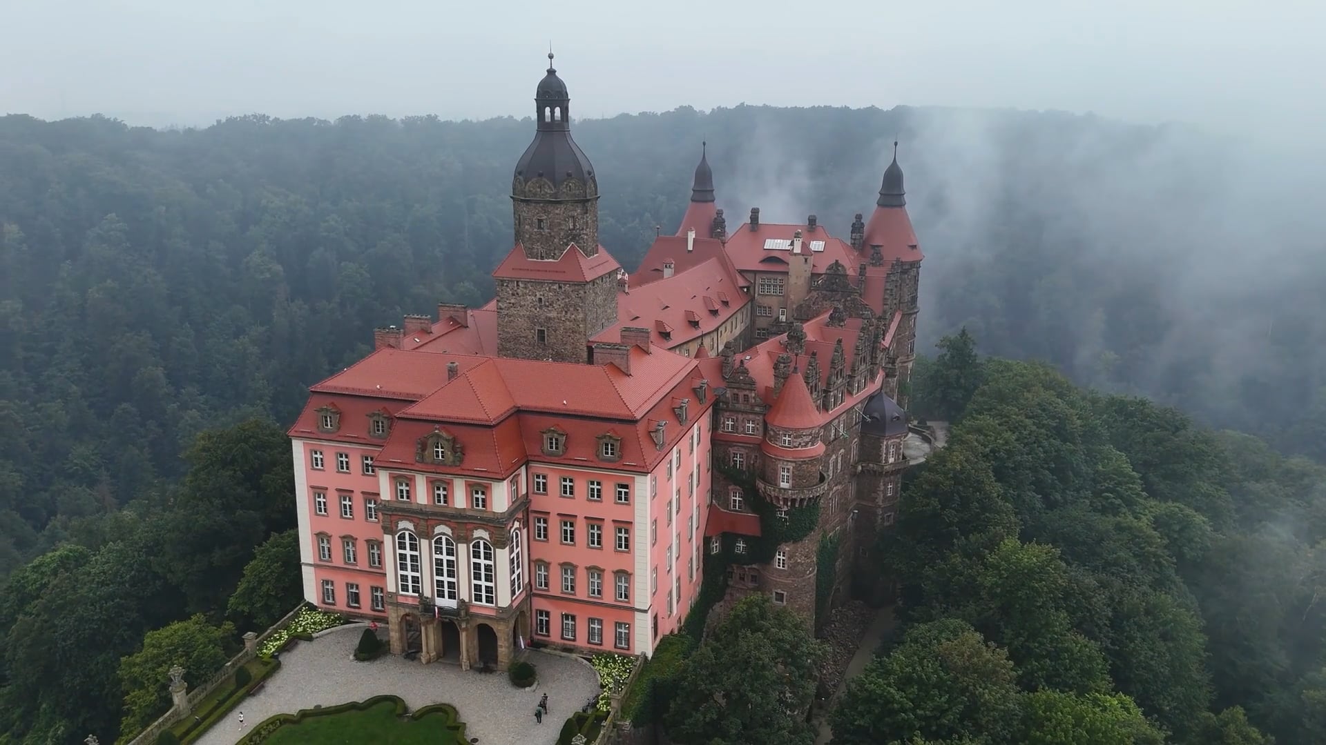 Schloss Książ, Polen: Drohne erkundet bewaldetes Flusstal